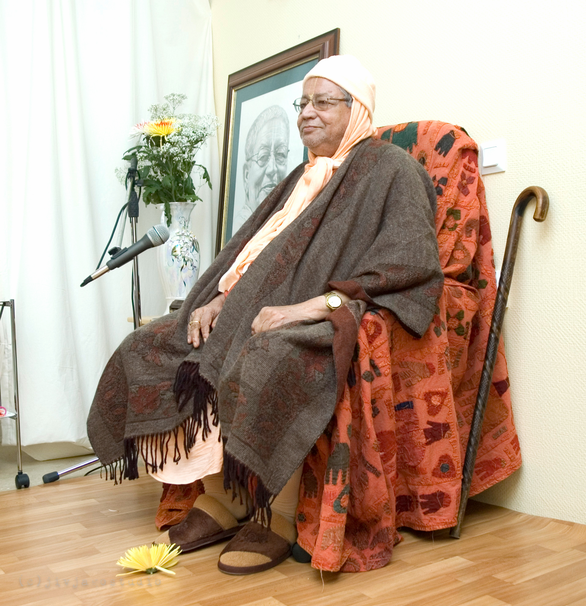 Поклоняться рага-марге,  миру безраздельной преданности,  издалека...