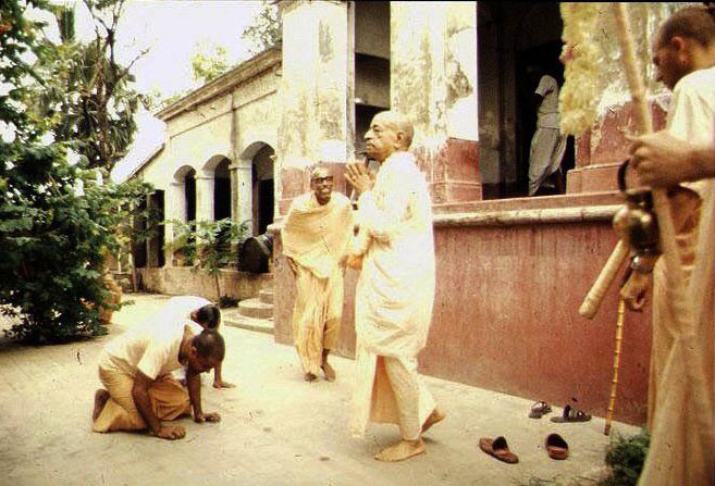 ПРАНАМ-МАНТРА ЕГО БОЖЕСТВЕННОЙ МИЛОСТИ ШРИЛЕ А. Ч. БХАКТИВЕДАНТЕ СВАМИ ПРАБХУПАДЕ